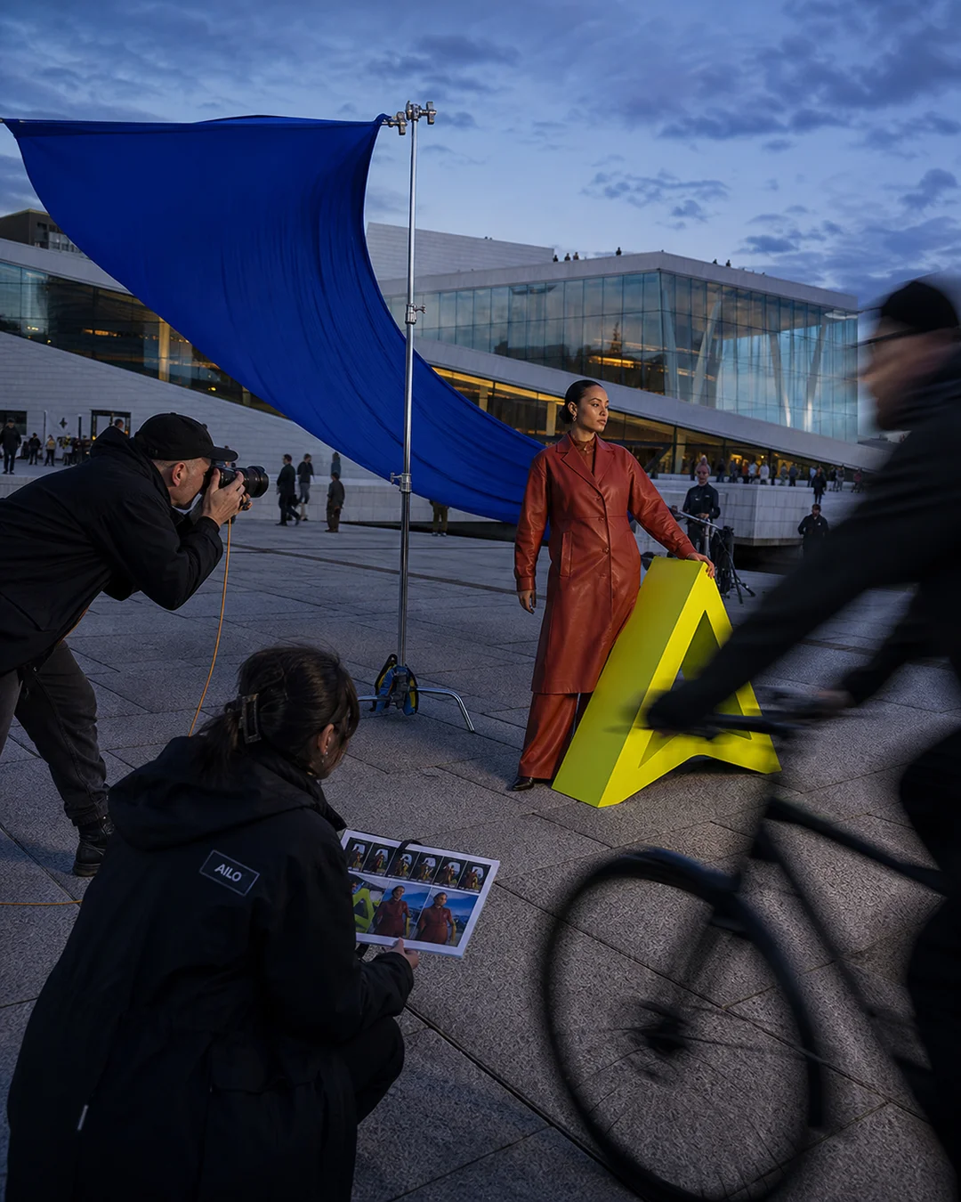 Ailos visuelle univers ved Operaen i Oslo, med koboltblått tekstil og limefarget A