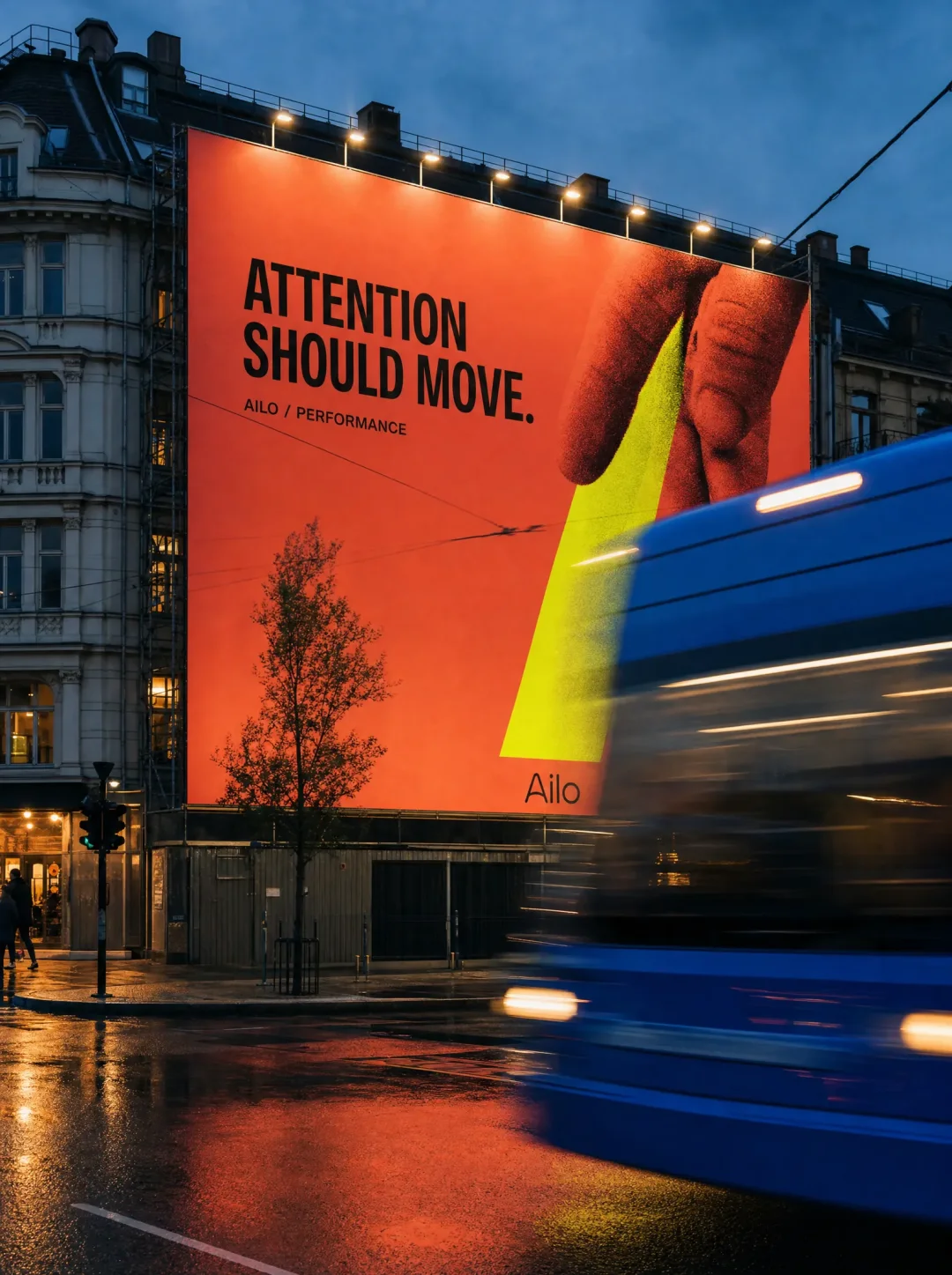Ailos korallfargede plakatkonsept Attention Should Move med en blå buss i forgrunnen